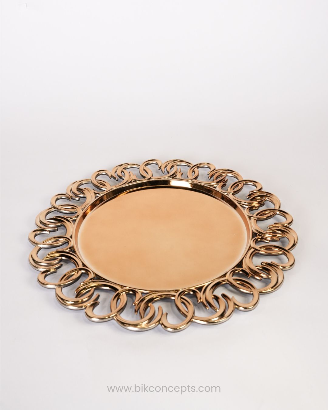 A round decorative tray with a smooth, reflective gold center and an ornate, interlocking ring border, Gold Charger Plates Set of 6, Interlocking Loop Plastic Charger Plates, 13 Inch Round Service Plates, Luxury Wedding Table Decor US, Catering Charger Plates Bulk, Openwork Chain Link Underplates, Gold Metallic Place Setting Base Plates, Modern Event Decor Charger Plates, Wholesale Catering Tableware, High End Dinnerware Chargers