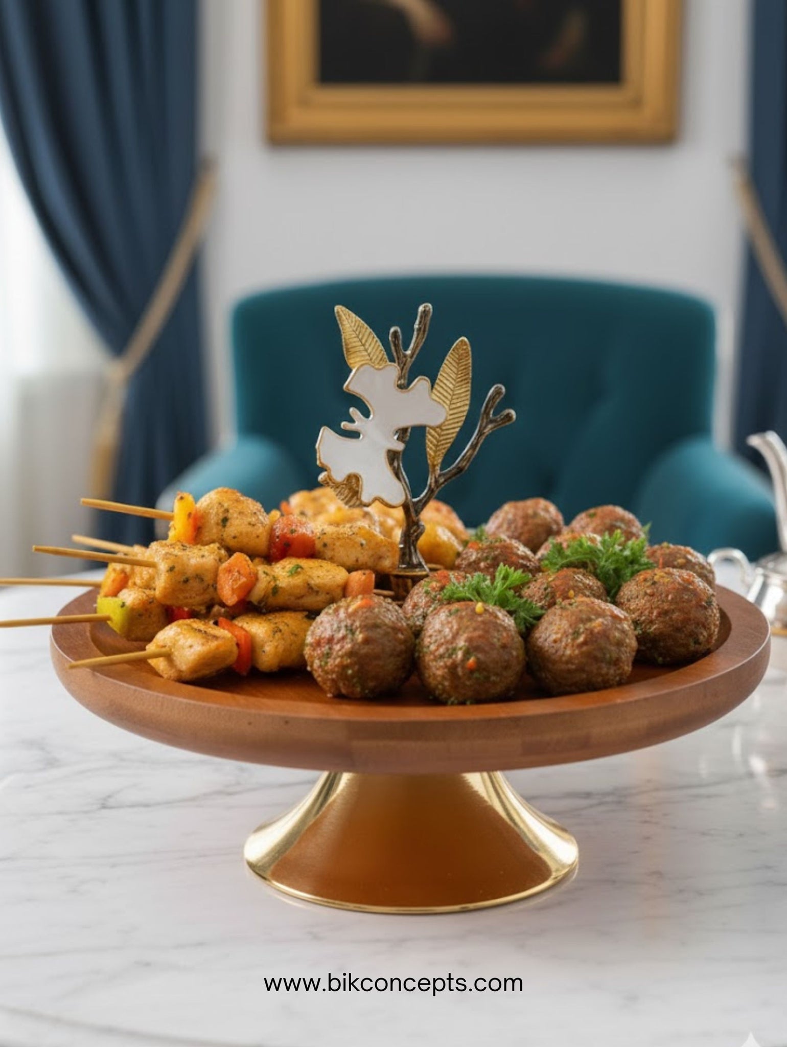 Single-Tier Round Wooden Serving Platter with Gold Orchid Stand