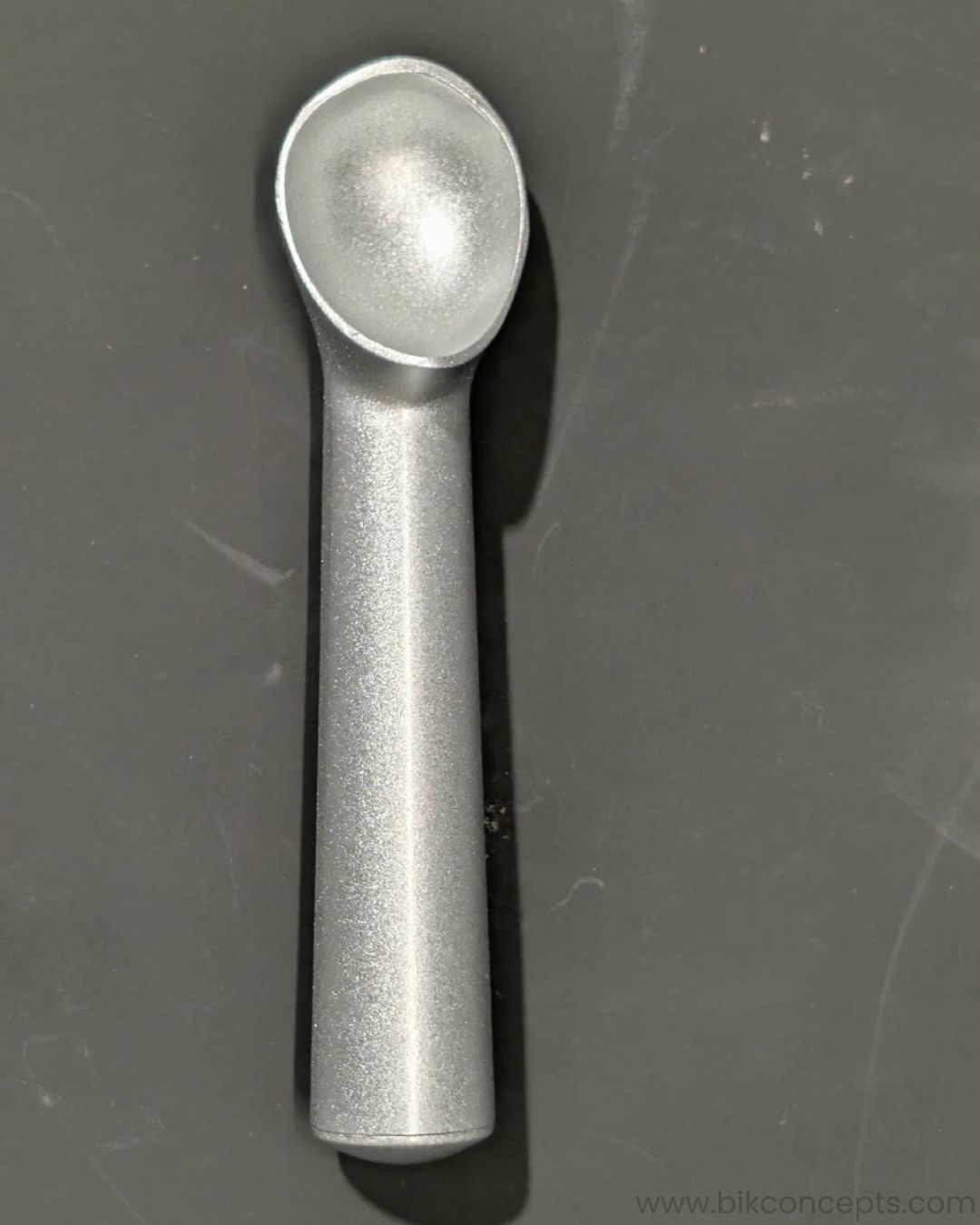 Commercial Aluminum Ice Cream Scoop 7 Inch, Heat Conductive Metal Ice Cream Dipper, Heavy Duty Gelato Scoop 1.5 Inch Diameter, Professional Sorbet Portioner, Cast Aluminum Ice Cream Server, One Piece Commercial Dessert Scoop, Non Stick Ice Cream Dipper for Catering, Hotel Buffet Ice Cream Scoop, Silver Aluminum Frozen Yogurt Scoop, Durable Ergonomic Ice Cream Spade
