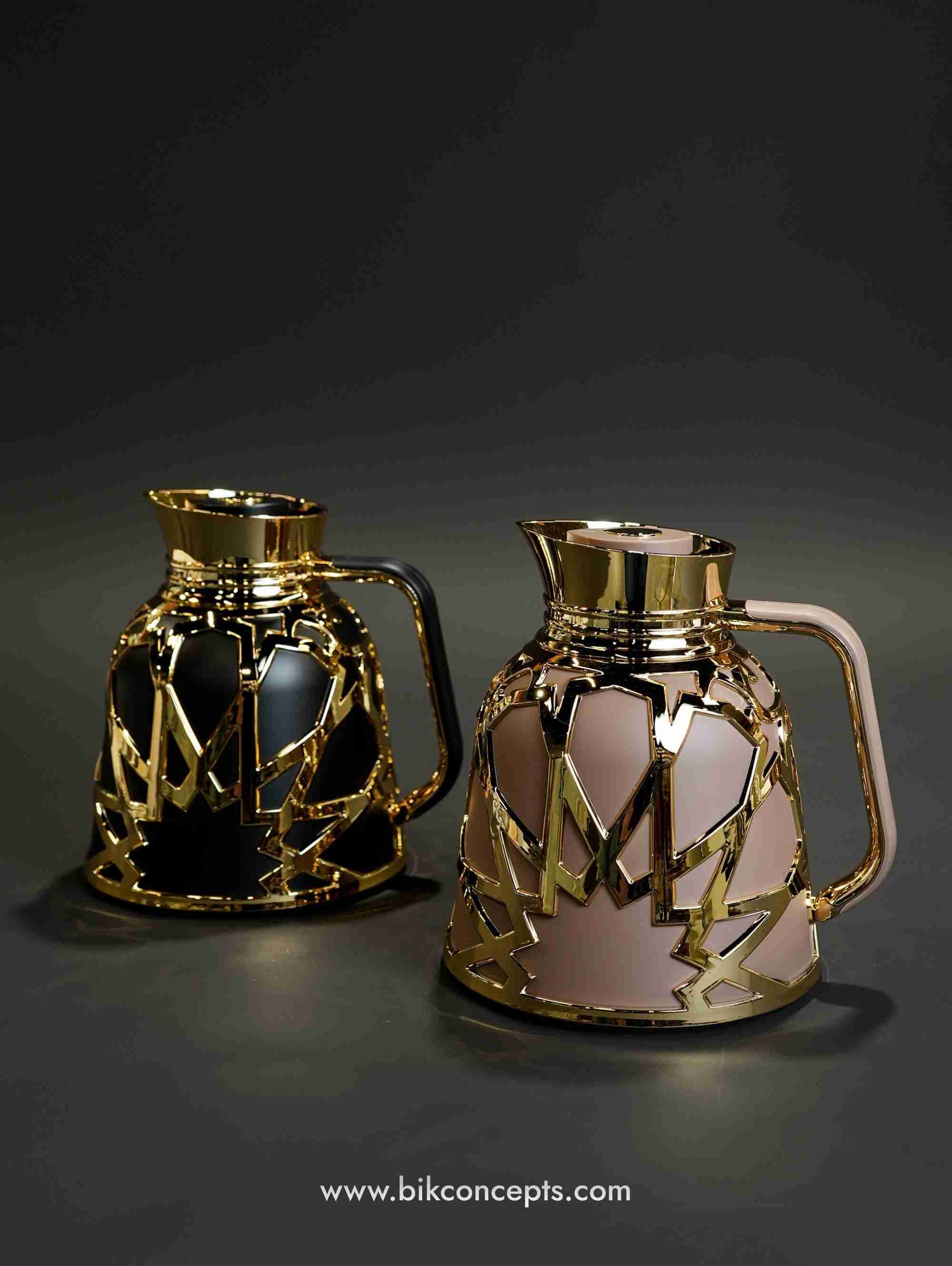 Black and gold carafe, 1L insulated flask, luxury coffee server, black thermal tea pot, elegant Gahwa flask, modern Arabic coffee pot, luxury home decor.
