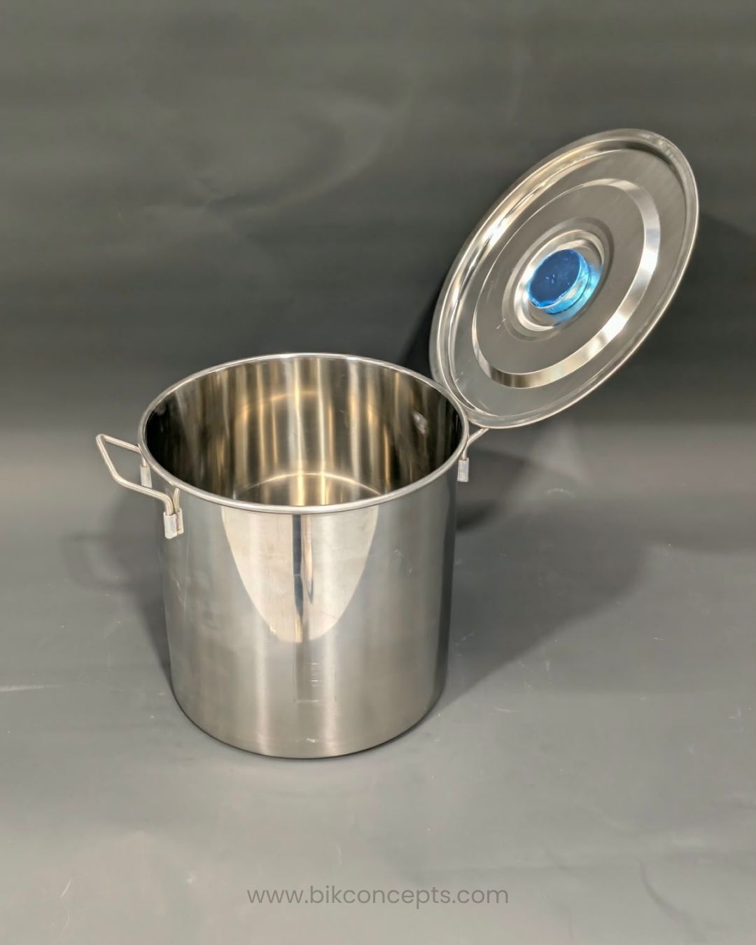 Commercial Stainless Steel Stock Pot, Heavy Duty Soup Pot with Lid, Welded Handle Catering Boiling Pot, Hotel Kitchen Stainless Stockpot, Large Capacity Restaurant Sauce Pot, 20 40 60 100 Quart Stock Pot, Flat Lid Commercial Cooking Pot, Industrial Stainless Steel Boiling Pot, Bulk Food Prep Commercial Pot, Commercial Grade Stockpot Set