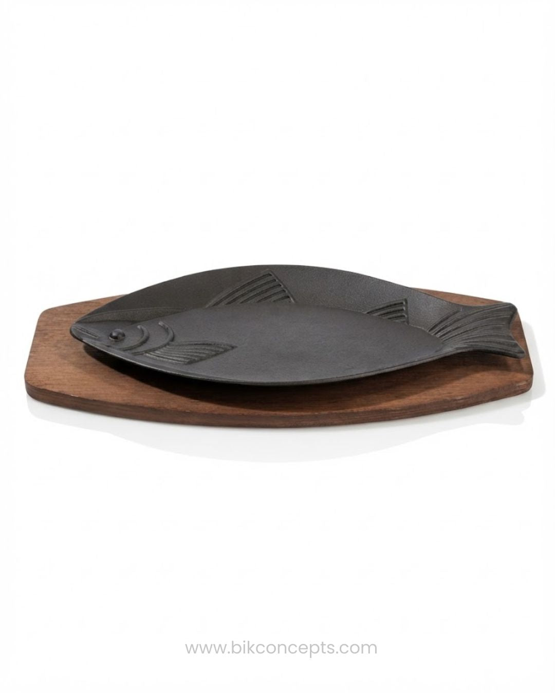 Fish Shaped Cast Iron Sizzling Platter 13.5 Inch, Cast Iron Steak Plate with Wooden Base, Seafood Sizzler Plate Black Metal, Commercial Restaurant Sizzling Platter Set, Hotel Catering Hot Serving Platter, Heavy Duty Cast Iron Fajita Plate, Dark Wood Base Sizzler Tray, Rustic Cast Iron Fish Serving Dish
