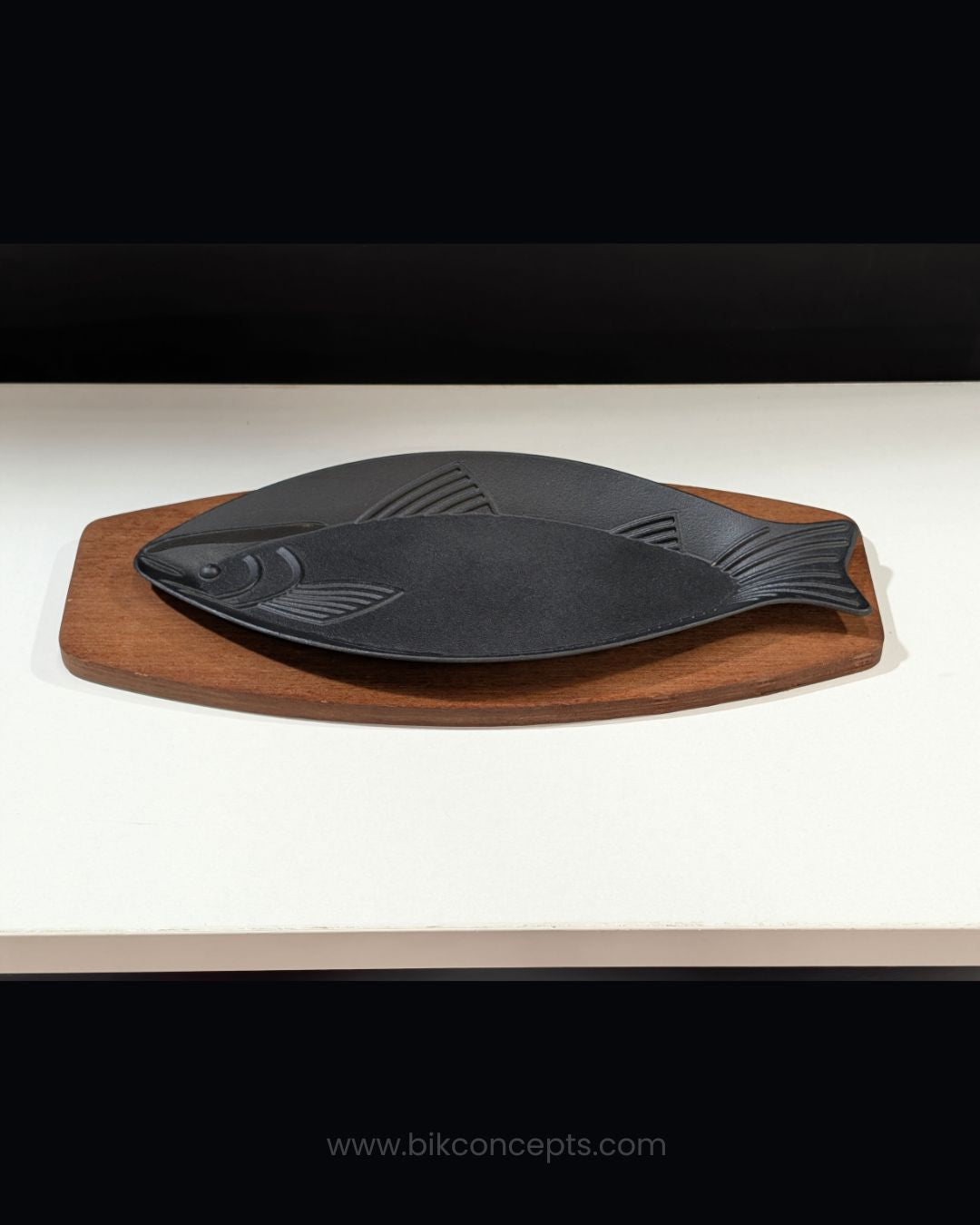 Fish Shaped Cast Iron Sizzling Platter 13.5 Inch, Cast Iron Steak Plate with Wooden Base, Seafood Sizzler Plate Black Metal, Commercial Restaurant Sizzling Platter Set, Hotel Catering Hot Serving Platter, Heavy Duty Cast Iron Fajita Plate, Dark Wood Base Sizzler Tray, Rustic Cast Iron Fish Serving Dish