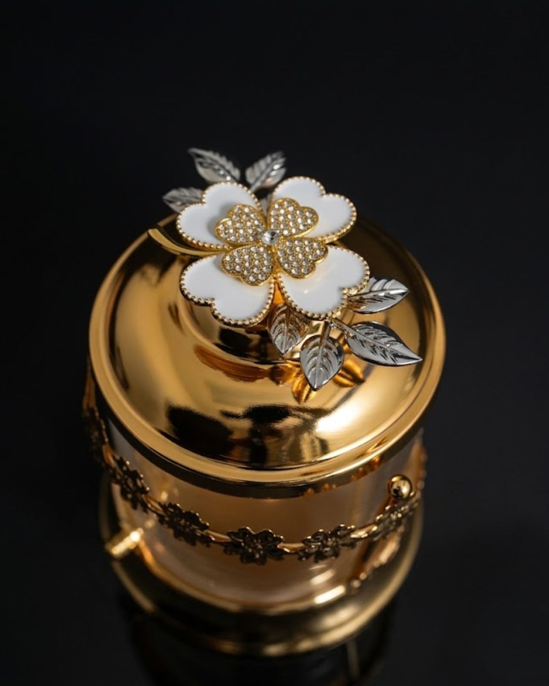 Gold Glass Canisters, Luxury Condiment Jars, Decorative Kitchen Storage Jars, High End Catering Decor, Floral Gold Candy Jars, Ornate Coffee Sugar Container, Luxury Wedding Buffet Accessories, Elegant Table Centerpiece Jars, Gold Filigree Glass Jars