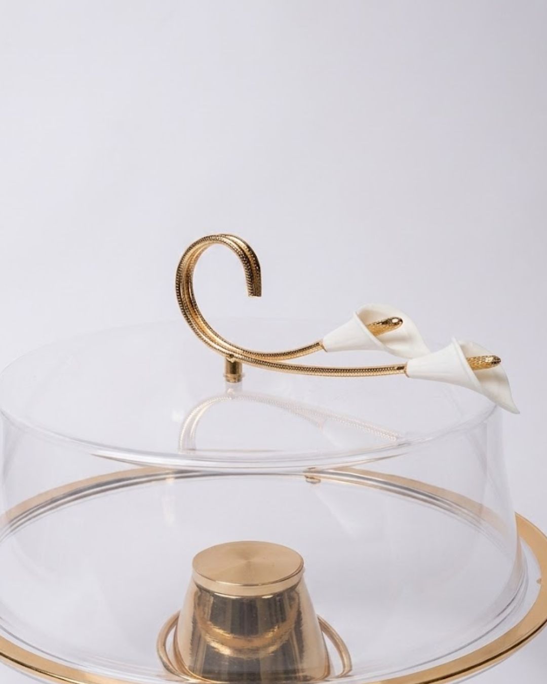 Gold Lily Cake Stand, Luxury Dessert Display Stand, Cake Stand with Acrylic Dome, High End Catering Cake Platter, Floral Gold Cake Pedestal, Wedding Dessert Table Display, Decorative Cake Dome Cover, Elegant Gold Dessert Server, Luxury Event Buffet Accessories