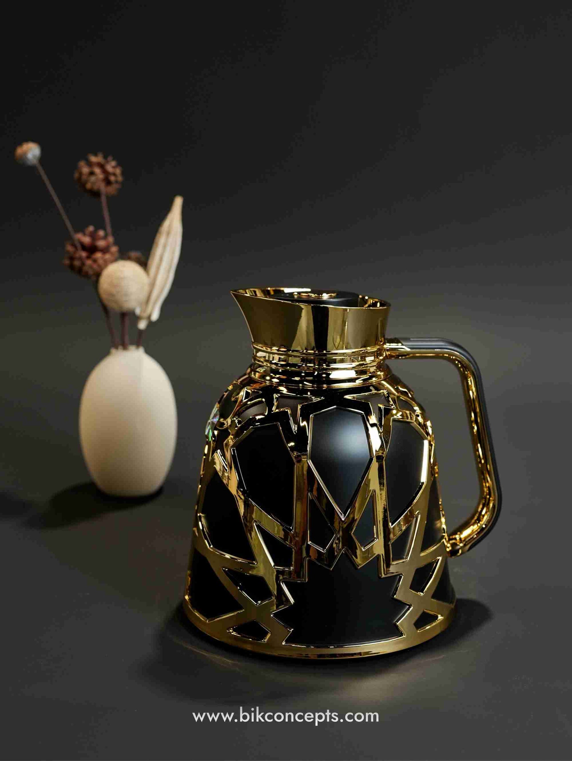 Black and gold carafe, 1L insulated flask, luxury coffee server, black thermal tea pot, elegant Gahwa flask, modern Arabic coffee pot, luxury home decor.