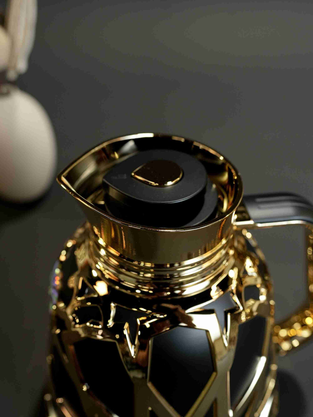 Black and gold carafe, 1L insulated flask, luxury coffee server, black thermal tea pot, elegant Gahwa flask, modern Arabic coffee pot, luxury home decor.