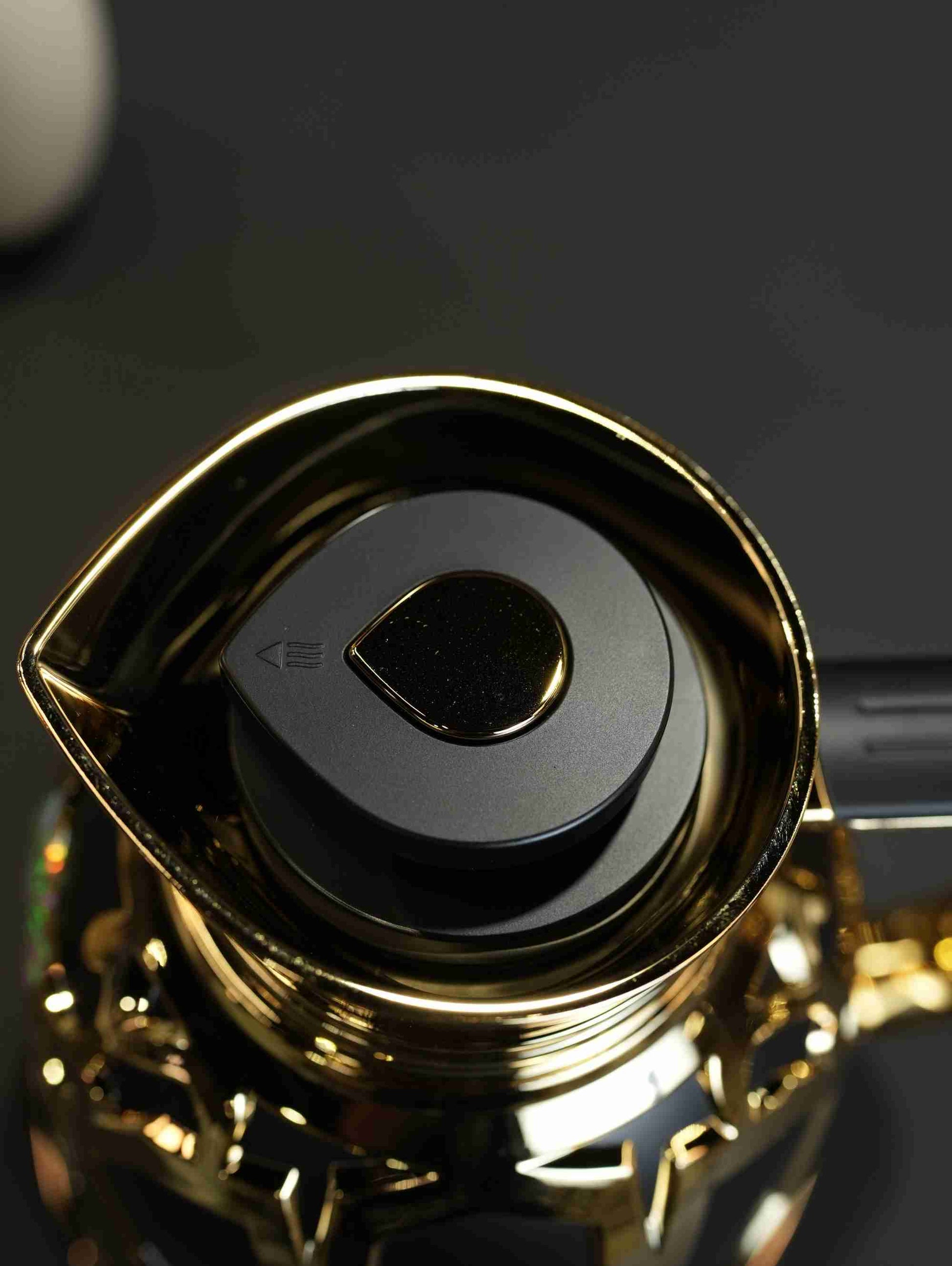 Black and gold carafe, 1L insulated flask, luxury coffee server, black thermal tea pot, elegant Gahwa flask, modern Arabic coffee pot, luxury home decor.