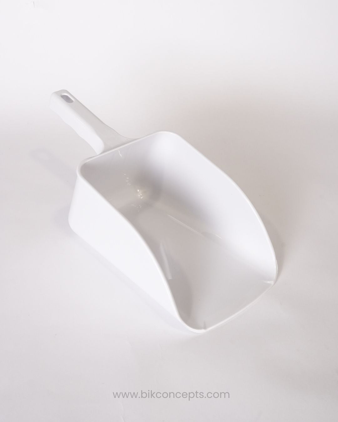 White Plastic Utility Scoop 14 Inch, Commercial Ice Scoop for Ice Machine, Heavy Duty Flour and Grain Scoop, Restaurant Kitchen Plastic Food Scoop, Large Plastic Utility Scoop White, Bakery Bulk Dry Food Scoop, Catering Service Ice Scoop, Shatterproof Plastic Kitchen Scoop, Flat Bottom Pantry Utility Scoop
