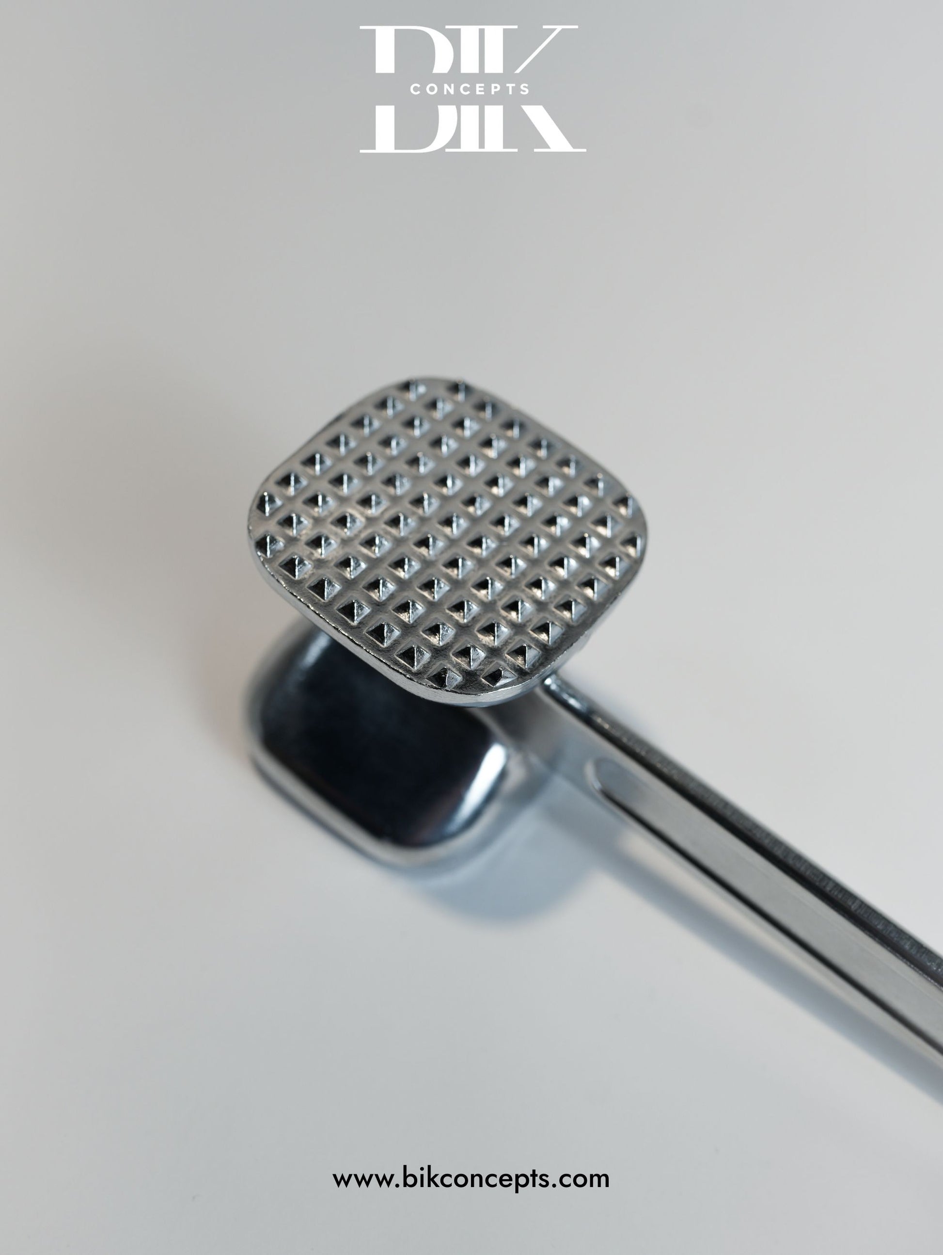 Double-sided meat tenderizer, professional meat hammer, chicken pounder, steak tenderizer, silver meat mallet, manual meat tenderizer.