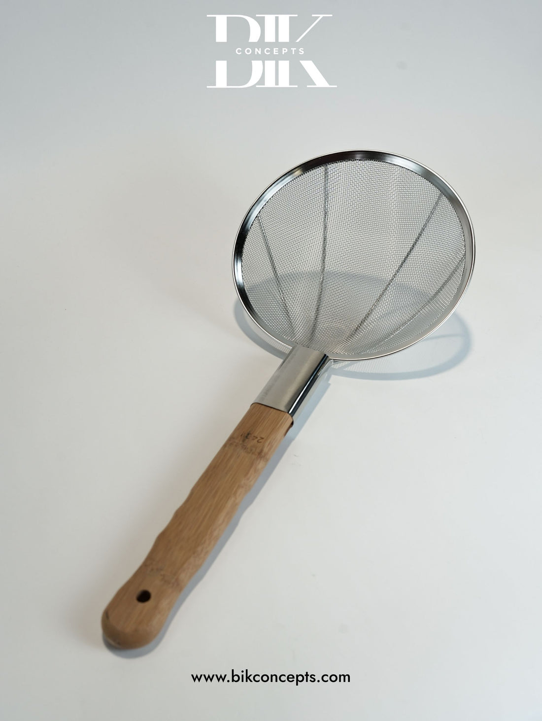 mesh spider strainer, stainless steel skimmer, wooden handle kitchen strainer, wire pasta colander, deep fry skimmer spoon, noodle strainer, professional kitchen tools, heat resistant skimmer.
