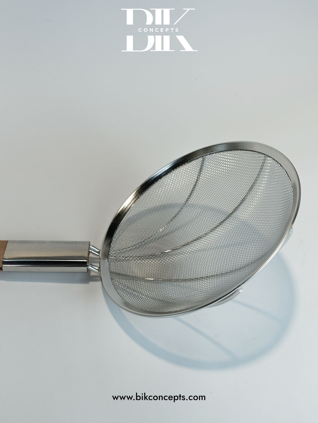mesh spider strainer, stainless steel skimmer, wooden handle kitchen strainer, wire pasta colander, deep fry skimmer spoon, noodle strainer, professional kitchen tools, heat resistant skimmer.