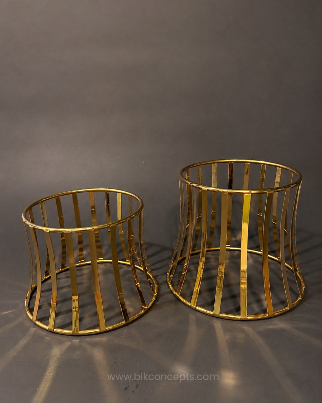 Gold Curved Round Buffet Riser, Metal Flared Food Display Stand with Glass Top, Luxury Round Buffet Riser for Hotel Catering, Gold Vertical Wire Display Pedestal, High End Event Dessert Stand, Decorative Hourglass Food Riser, Round Gold Buffet Stand Medium Large, Modern Wedding Catering Elevation Stand, Gold Metal Wire Cylinder Display Riser, Luxury Tabletop Buffet Risers
