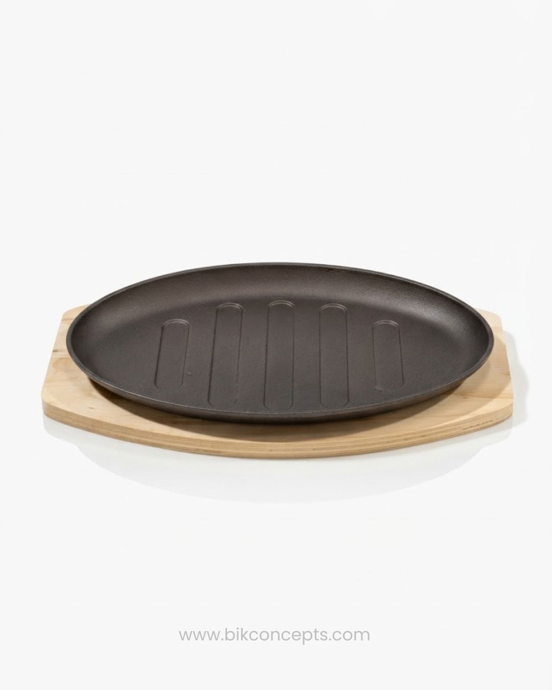 Oval Cast Iron Sizzling Platter Set, Cast Iron Steak Plate with Wooden Base, Ribbed Cast Iron Fajita Plate, Commercial Restaurant Sizzling Platter Medium Large, Hotel Catering Hot Serving Platter Set, Heavy Duty Cast Iron Steak Tray, Light Wood Base Sizzler Plate, Professional Cast Iron Grill Serving Dish