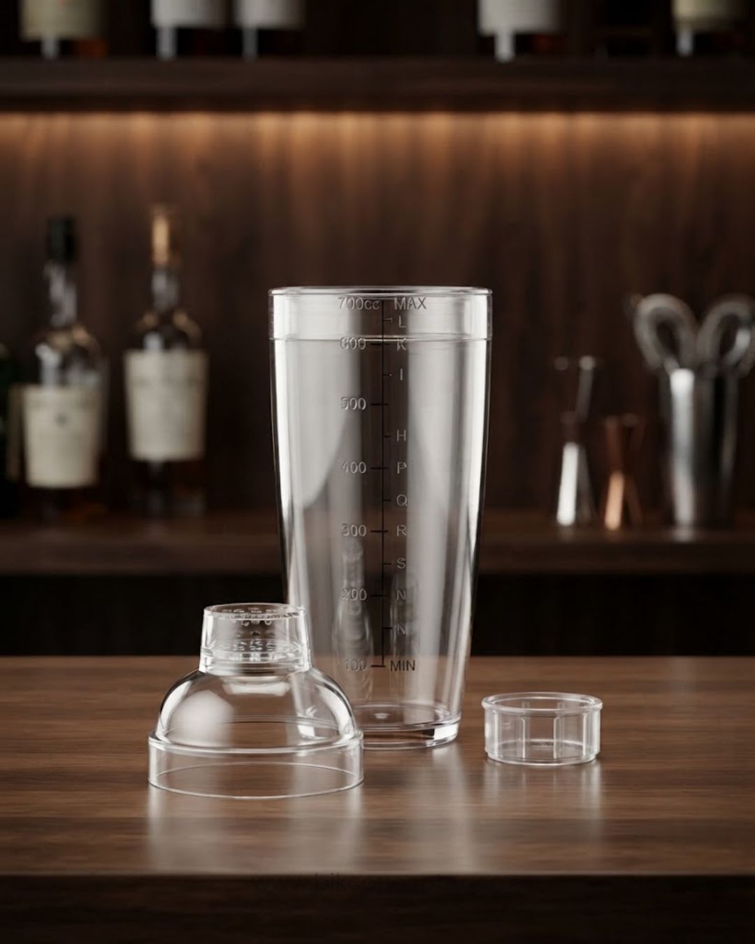 Clear Plastic Cocktail Shaker 750ml, Plastic Drink Shaker with Measurement Marks, 700cc Graduated Boba Tea Shaker, Shatterproof Restaurant Bar Shaker, Commercial Catering Beverage Mixer, Clear Acrylic Cobbler Shaker, Clear Plastic Mocktail Mixer, Professional Handheld Juice and Tea Shaker