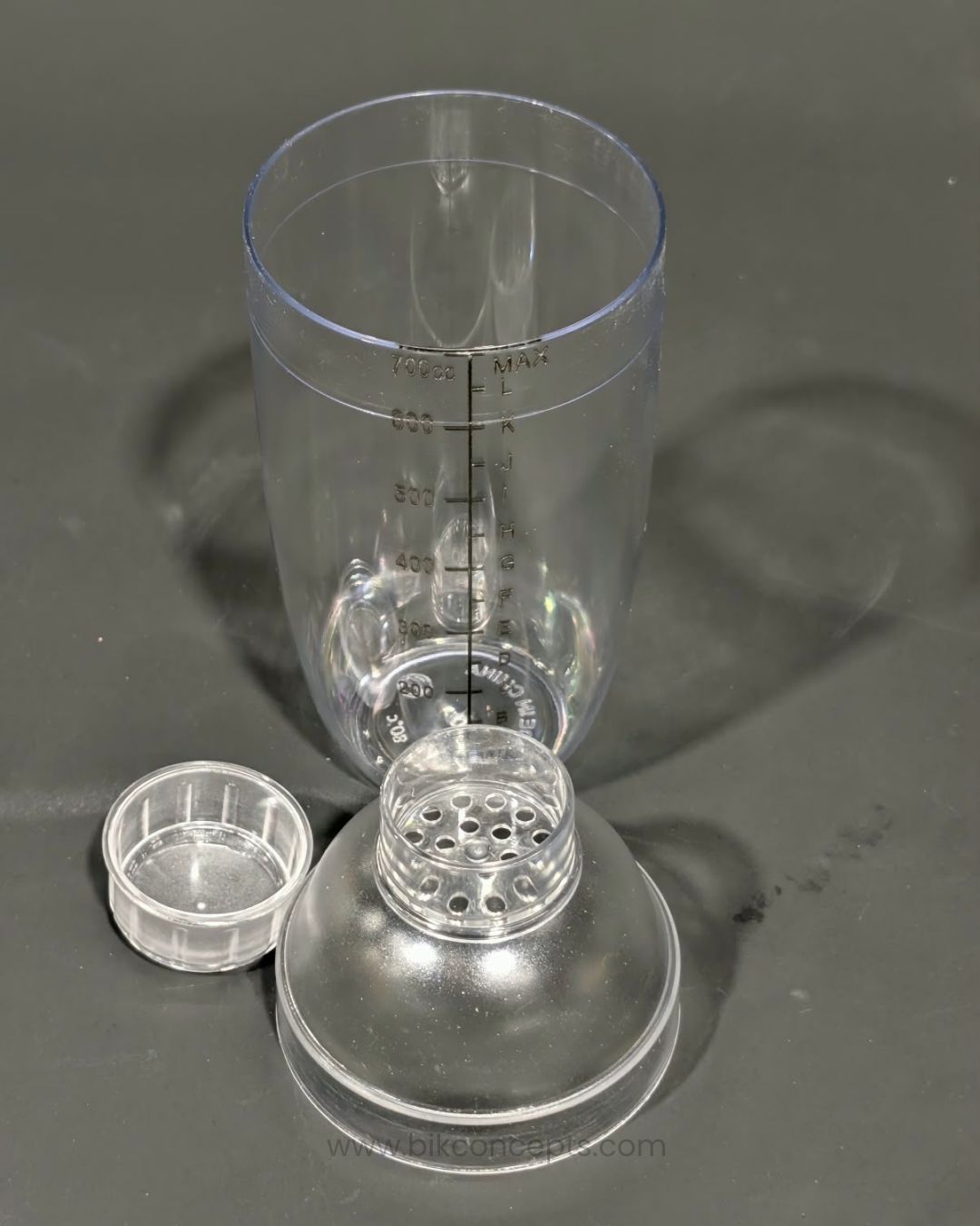 Clear Plastic Cocktail Shaker 750ml, Plastic Drink Shaker with Measurement Marks, 700cc Graduated Boba Tea Shaker, Shatterproof Restaurant Bar Shaker, Commercial Catering Beverage Mixer, Clear Acrylic Cobbler Shaker, Clear Plastic Mocktail Mixer, Professional Handheld Juice and Tea Shaker