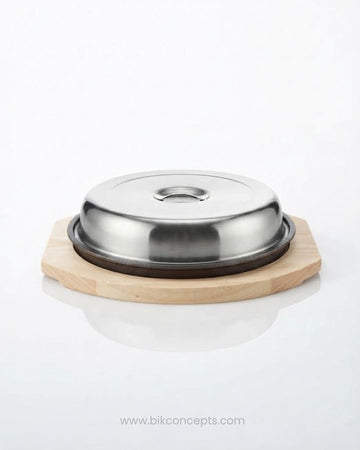 Round Cast Iron Sizzling Platter 10 Inch, Cast Iron Steak Plate with Stainless Steel Lid, Covered Sizzler Pan with Wooden Base, Commercial Restaurant Sizzling Steak Plate, Hotel Catering Covered Fajita Platter, Heavy Duty Round Cast Iron Fajita Plate, Stainless Steel Dome Cover Sizzler Set, Restaurant Quality Hot Cast Iron Serving Dish
