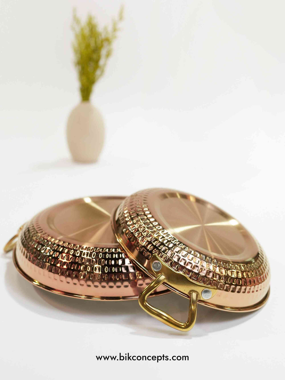 Hammered serving dish, stainless steel platter, Eid serving tray, Ramadan tableware, Christmas dinnerware, shallow serving bowl, luxury holiday platter, stainless steel main course dish.