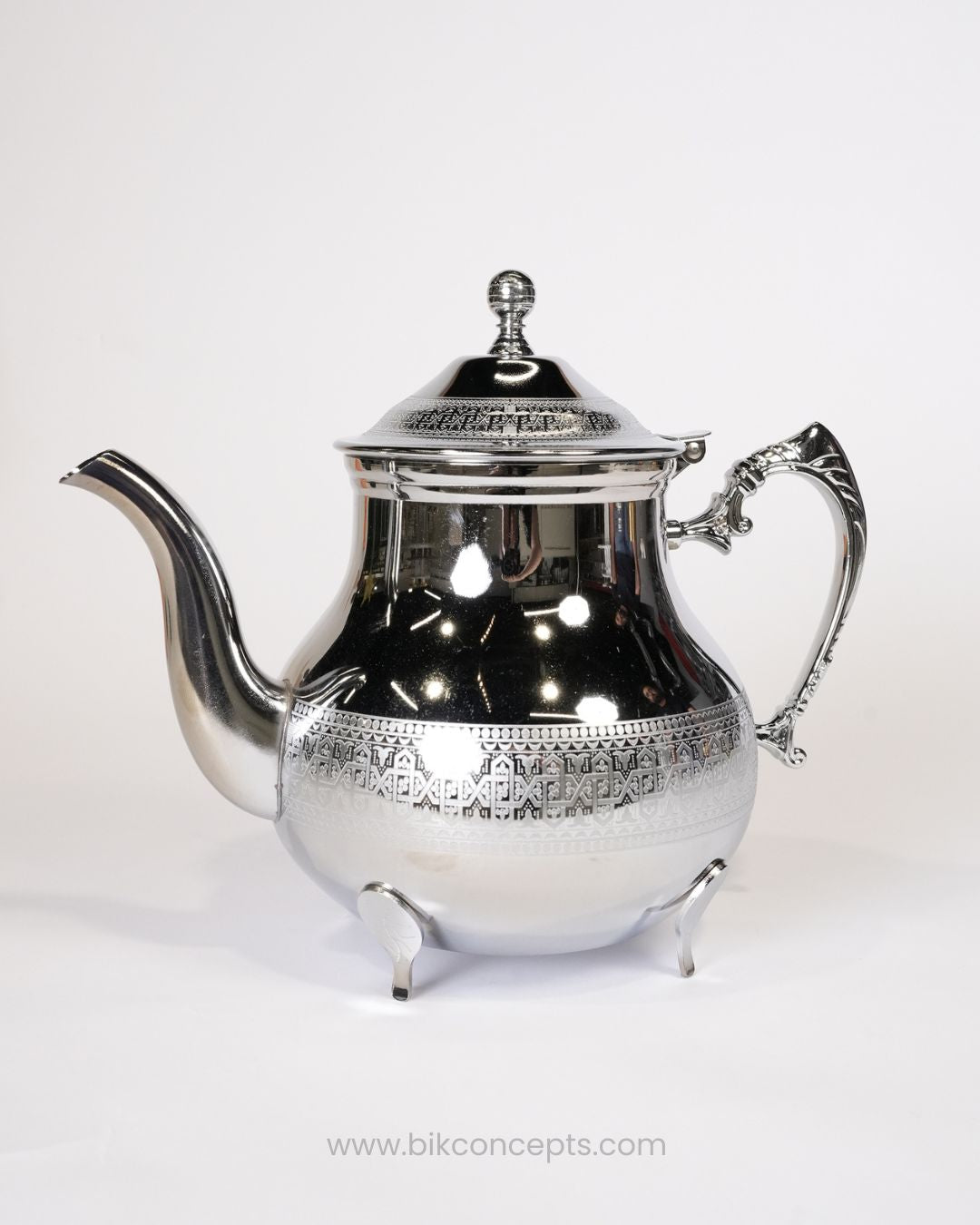 Silver Stainless Steel Tea Kettle, Moroccan Style Teapot with Engraved Pattern, Luxury Beverage Pot for Hotel Catering, High End Stainless Steel Teapot with Feet, Decorative Silver Tea Server Medium Large, Gooseneck Spout Stainless Steel Kettle, Luxury Afternoon Tea Pot, Commercial Catering Tea Server, Polished Silver Teapot with Hinged Lid, Traditional Metal Tea Kettle 1.7L 1.4L